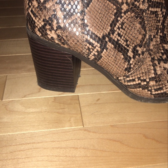 Woman’s Snakeprint Ankle boots - Picture 2 of 2